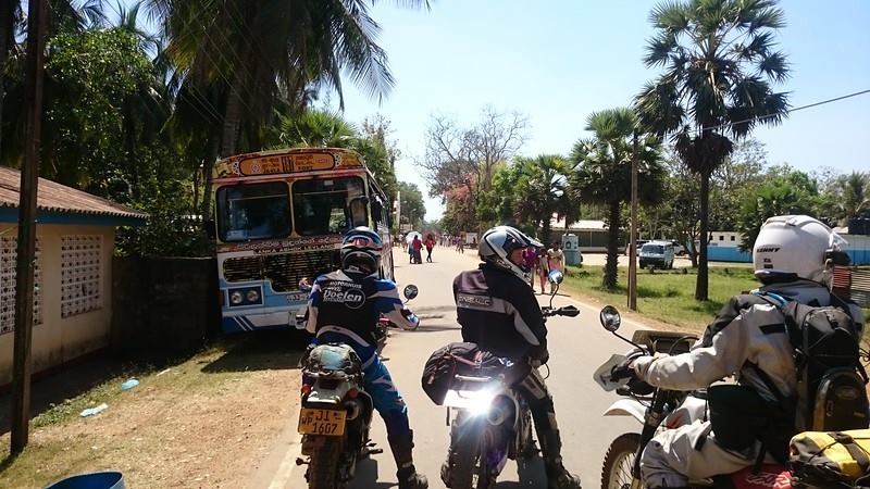 wyjazdy na Sri Lankę motocyklowe, plaże, dżungla i motory